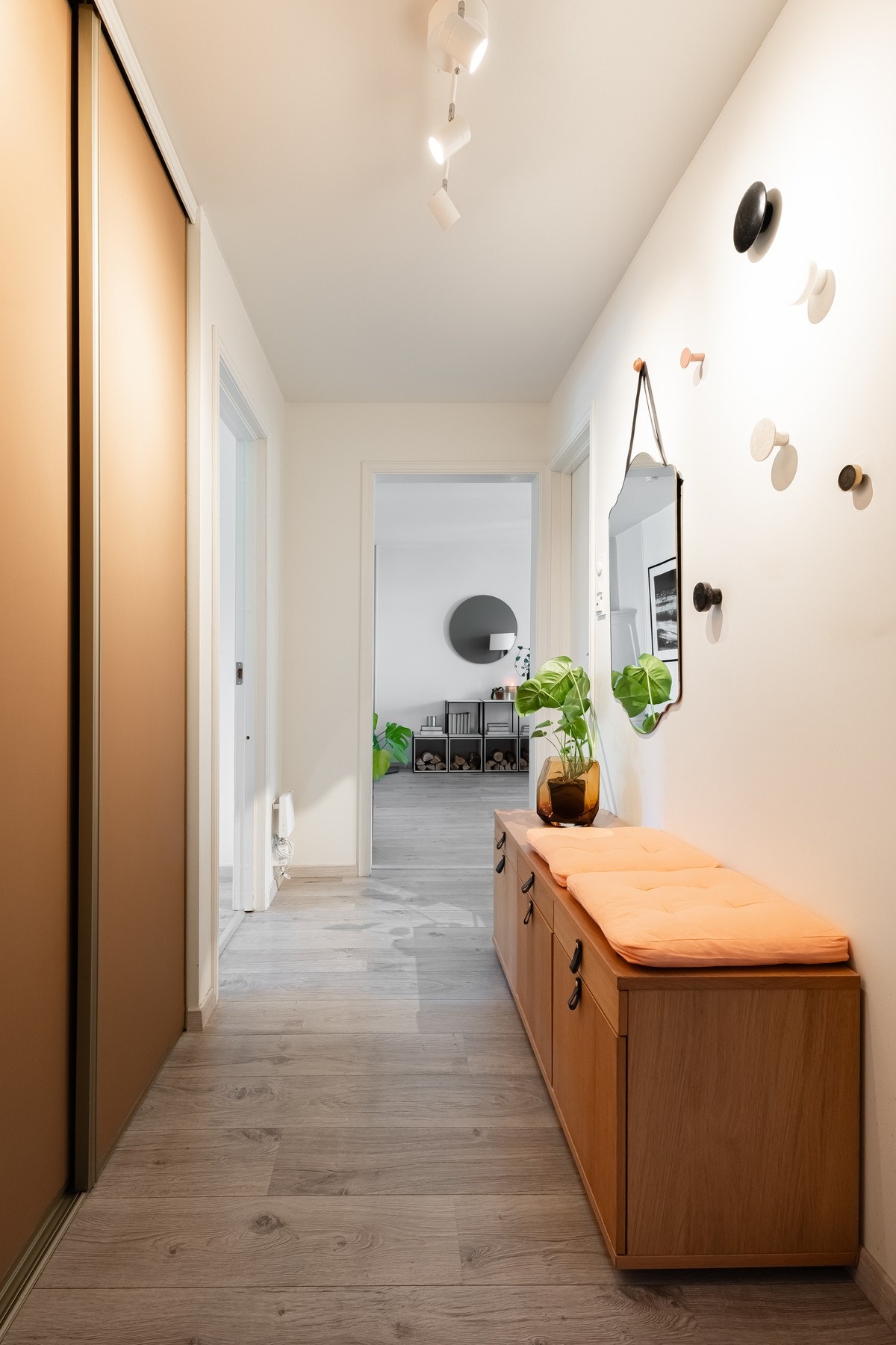 Innbydende entre som gir et umiddelbart godt førsteinntrykk av leiligheten. Galleribilde