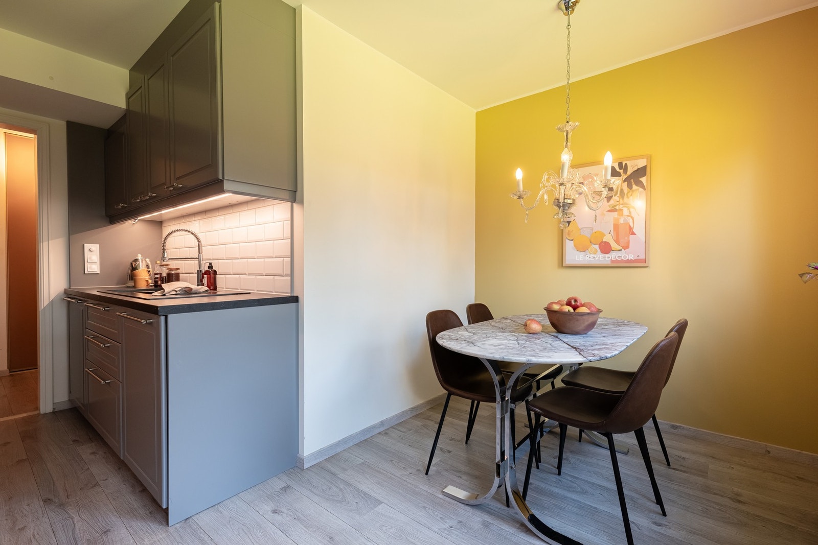 Det er integrert stekeovn, platetopp, mikrobølgeovn, oppvaskmaskin og kjøleskap med frysedel - disse medfølger naturligvis ved salg. Galleribilde