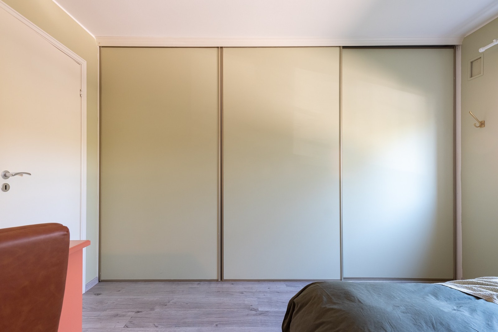 Her er det stor skyvedørsgarderobe som gir mye oppbevaringsplass til klær og sko. Galleribilde