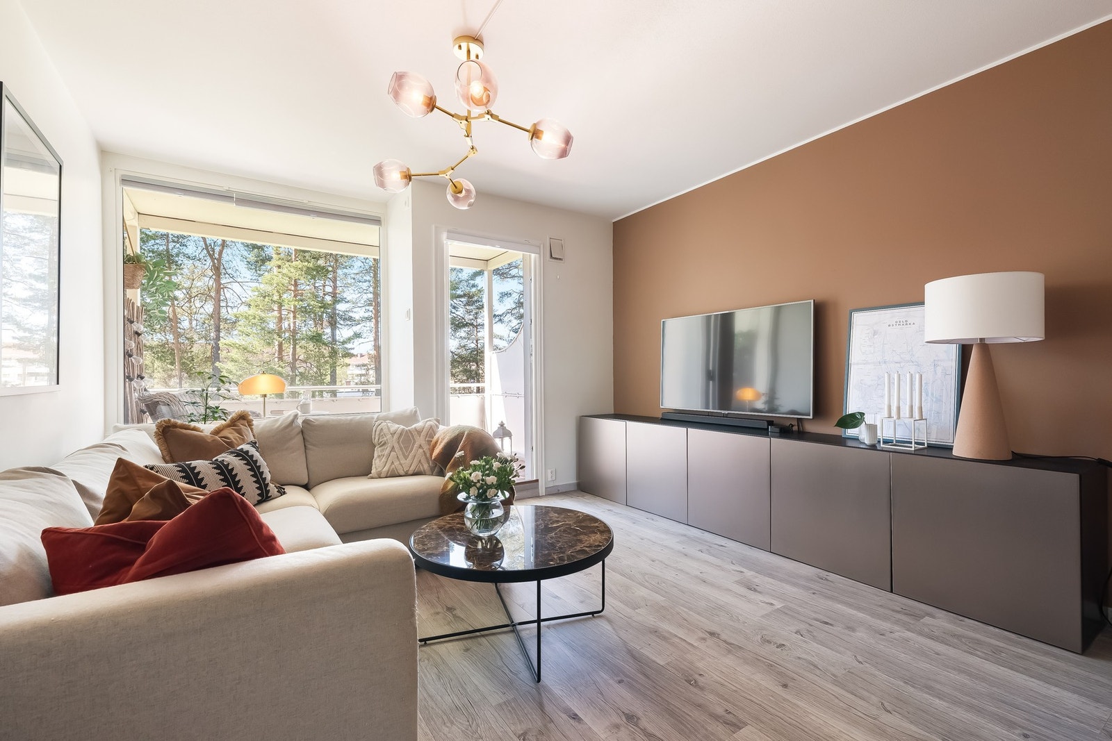 Naturlig plass til TV og mediemøblement. Både TV og internett er inkludert i felleskostnadene. Galleribilde