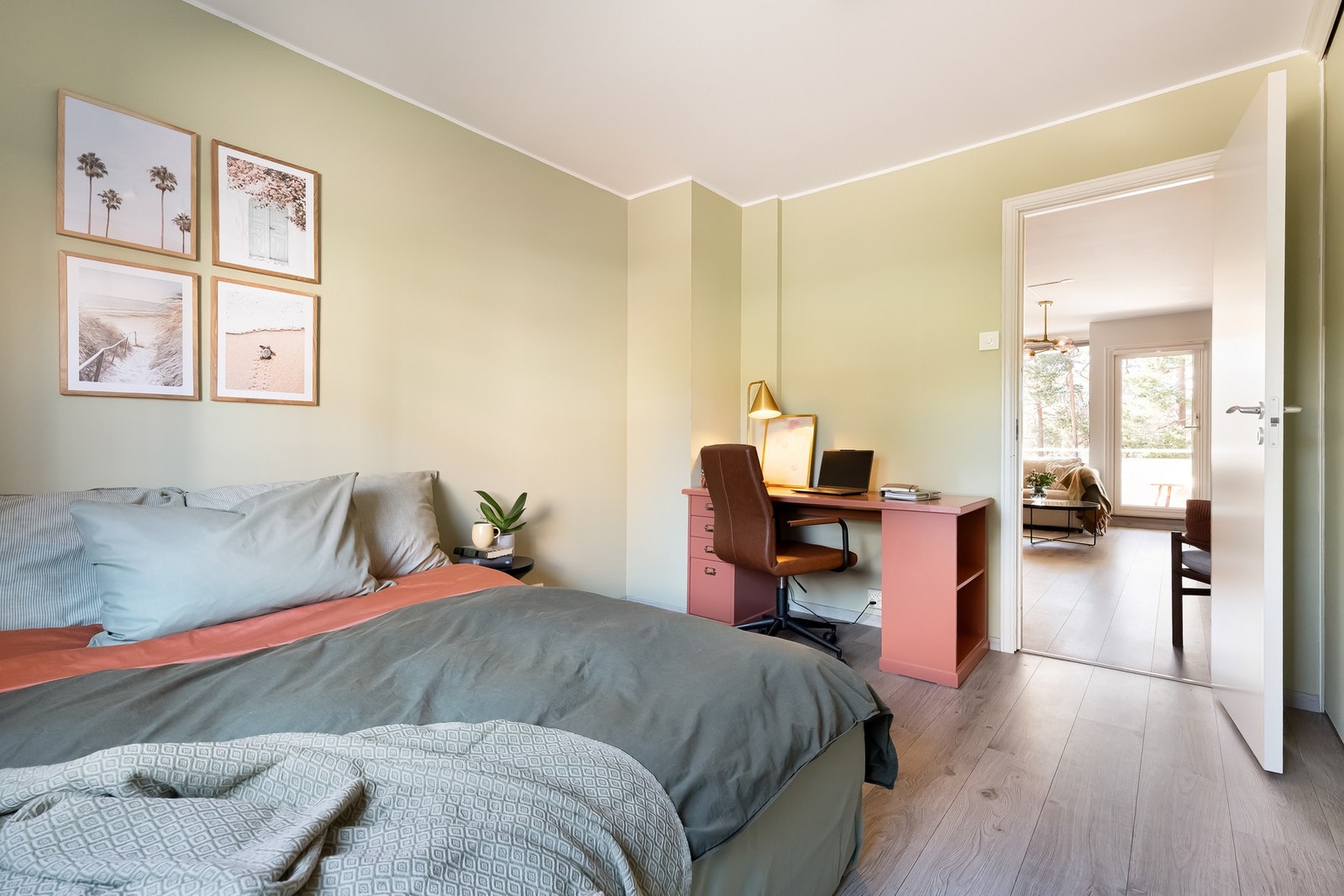 Det vil også være plass til skrivebord langs veggen mot stuen om ønskelig. Galleribilde