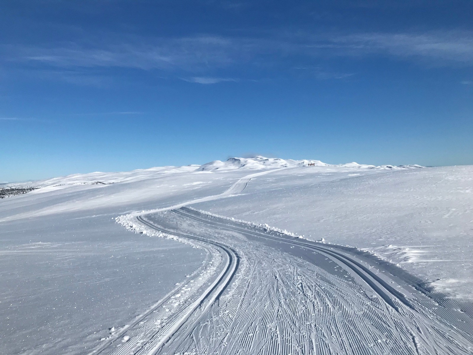 Fjjellet speiler seg fint både vinter og sommer - Bilde fra selgers arkiv Galleribilde