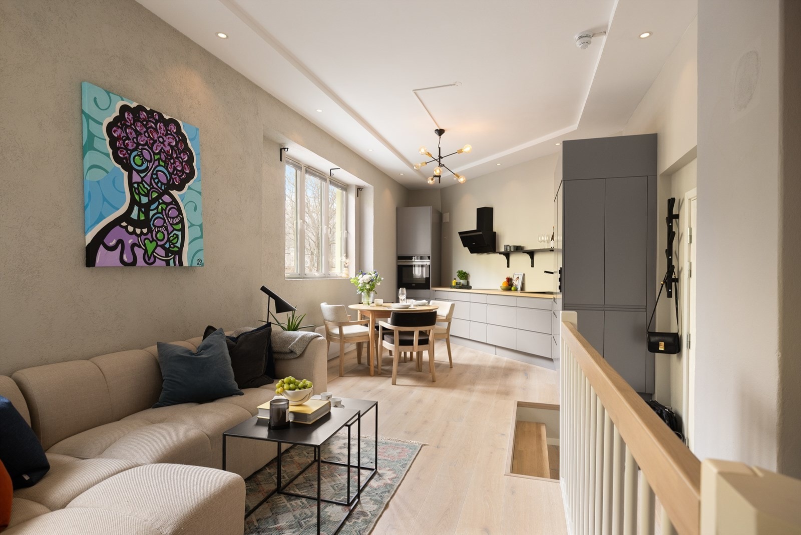 I 1. etasje inneholder leiligheten kjøkken, stue, soverom, gang og bad. Galleribilde