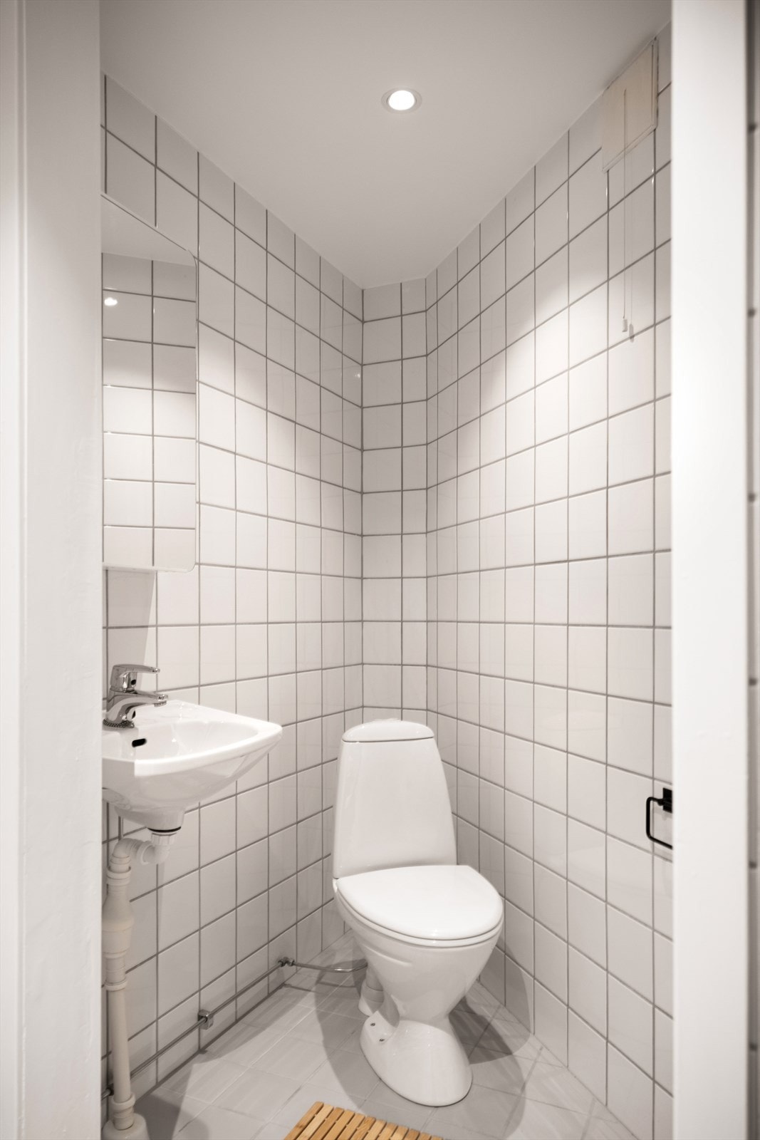 Badet inneholder skjermet toalett med servant. Galleribilde