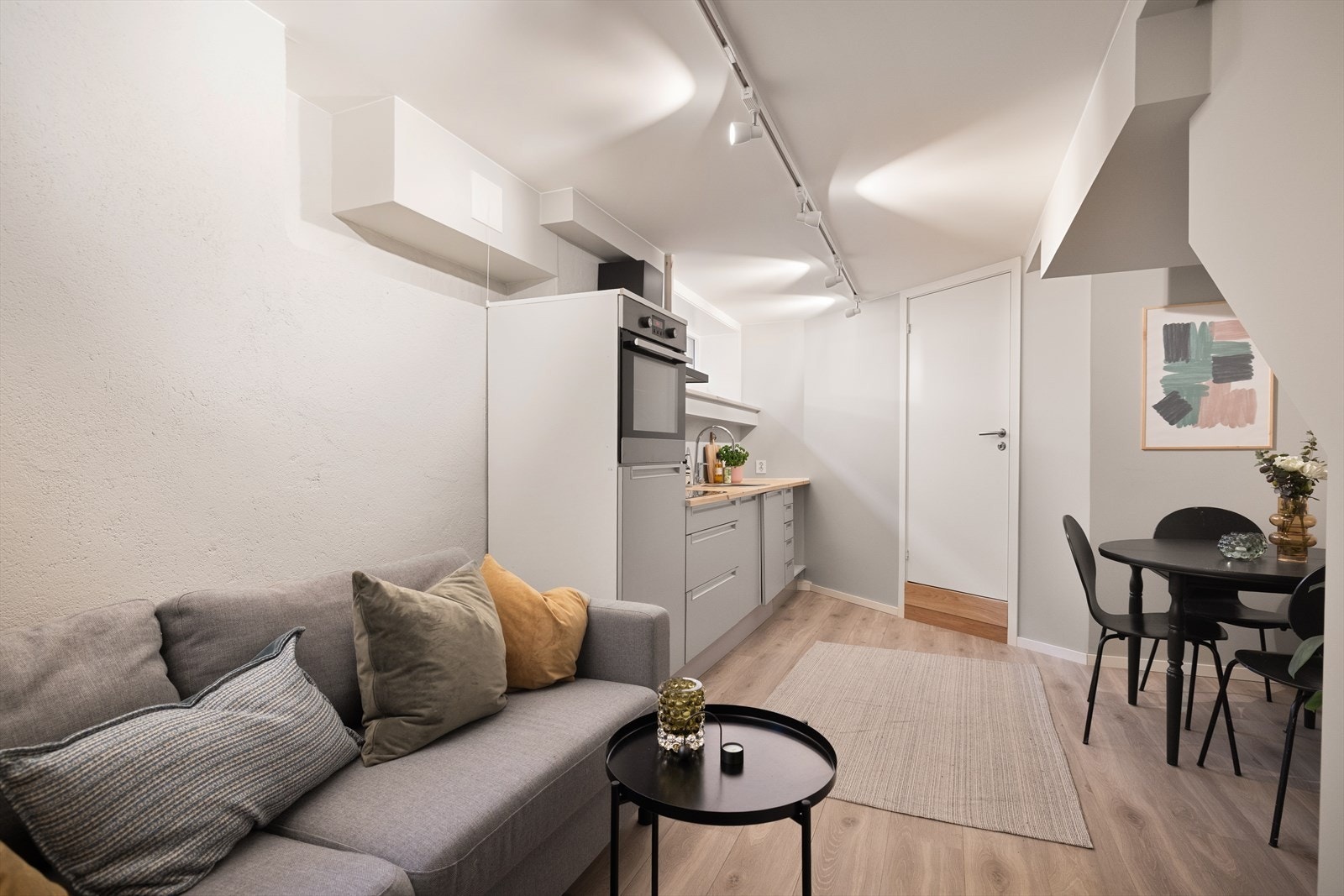 I stuen er det plass til sofa med tilhørende møblement og spisebord. Galleribilde