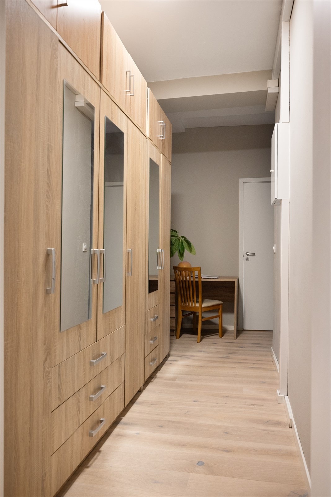 I gangen er det innholdsrik garderobeløsning langs den ene veggen. Galleribilde