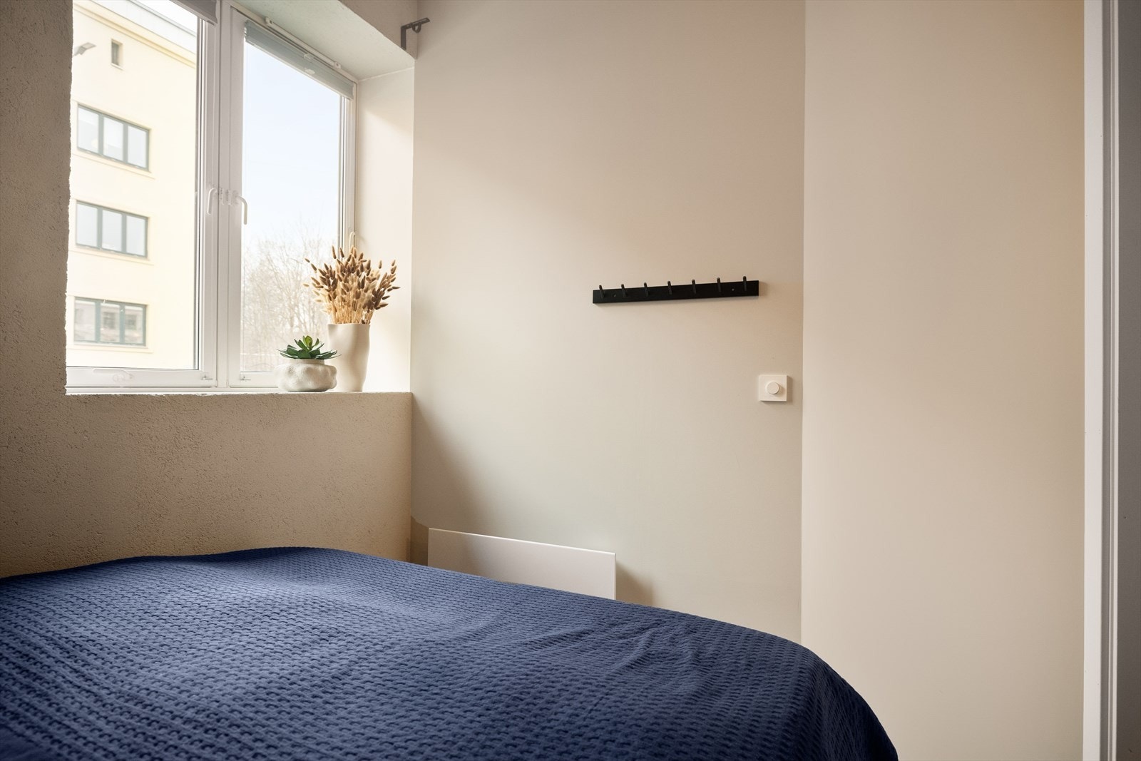 Det er god plass til dobbeltseng, nattbord og garderobeskap. Galleribilde