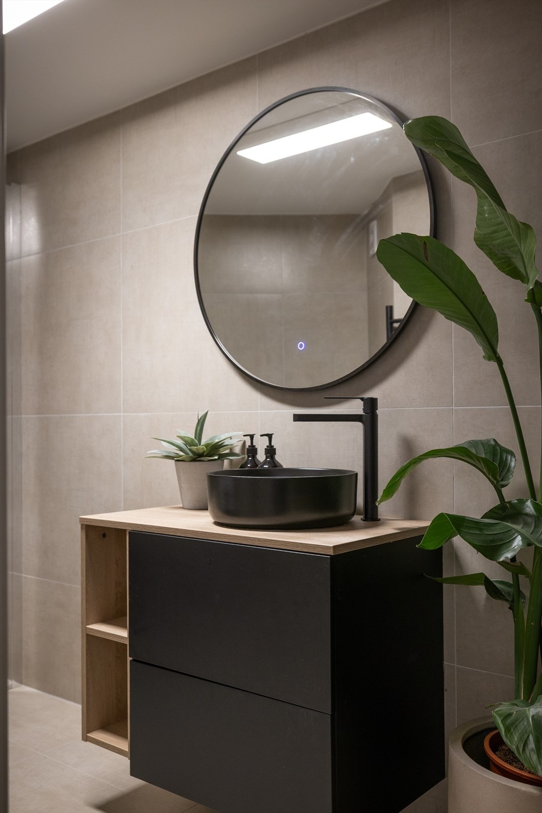 Badet har tidsriktige farge- og materialvalg med flislagte overflater, gulvvarme og belysning i himling. Galleribilde