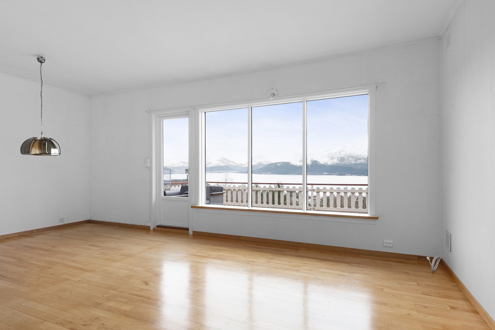 Stuen har store vindusflater som sikrer deg både den fine utsikten og godt med naturlig lysinnslipp. Galleribilde