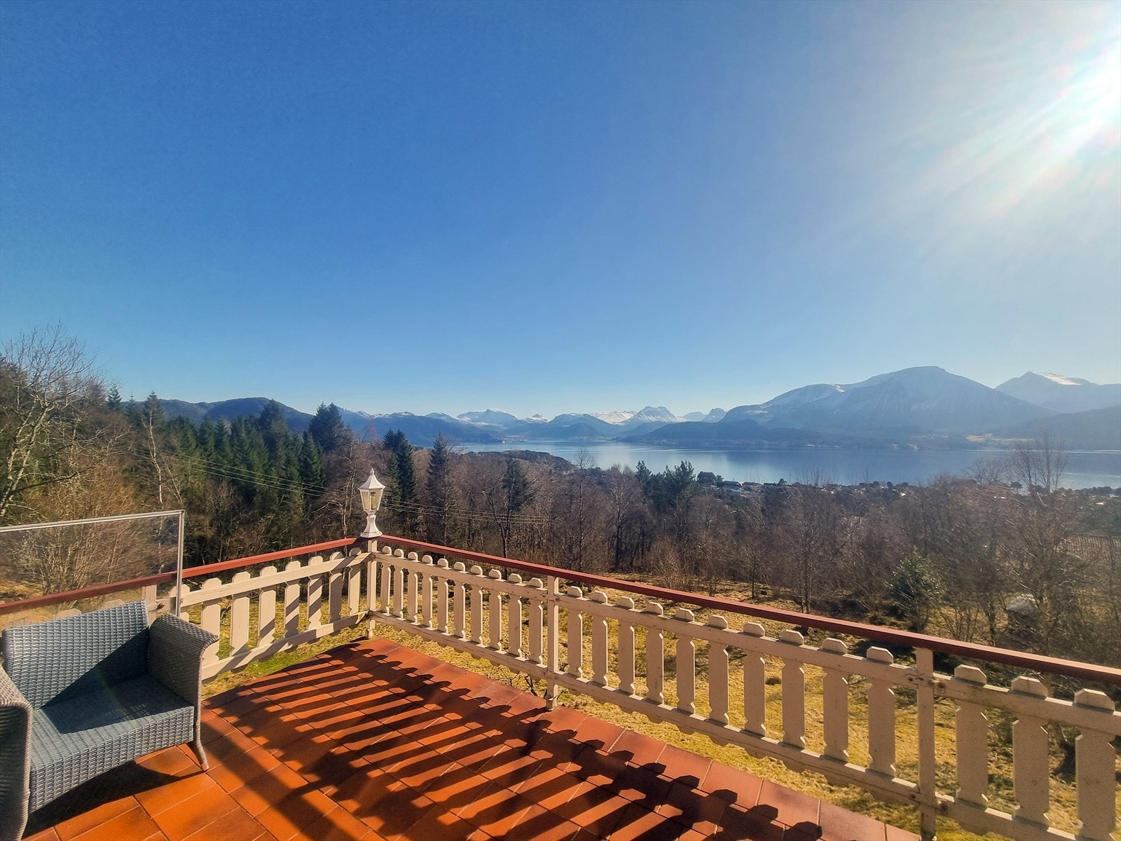 Boligen ligger veldig fint til i Eikenosen. Gode solforhold og praktfull utsikt! *Foto privat Galleribilde