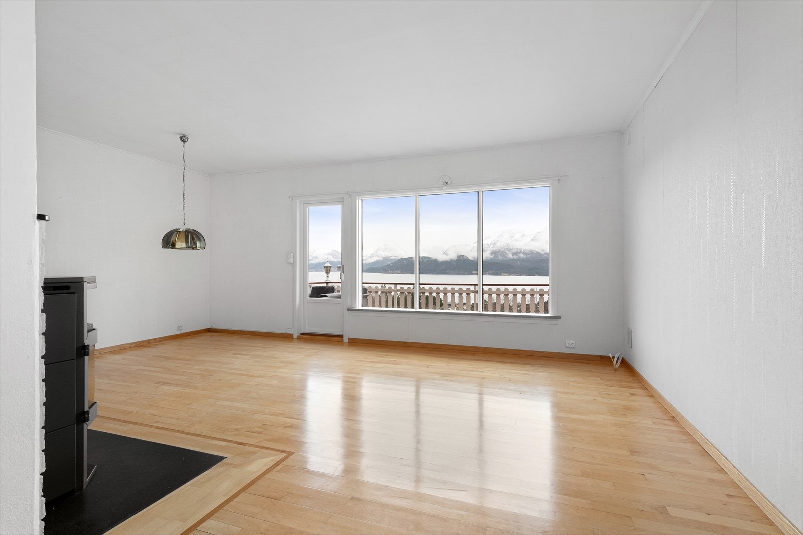 Stuen har tilkomst til stor sydvendt veranda. Galleribilde