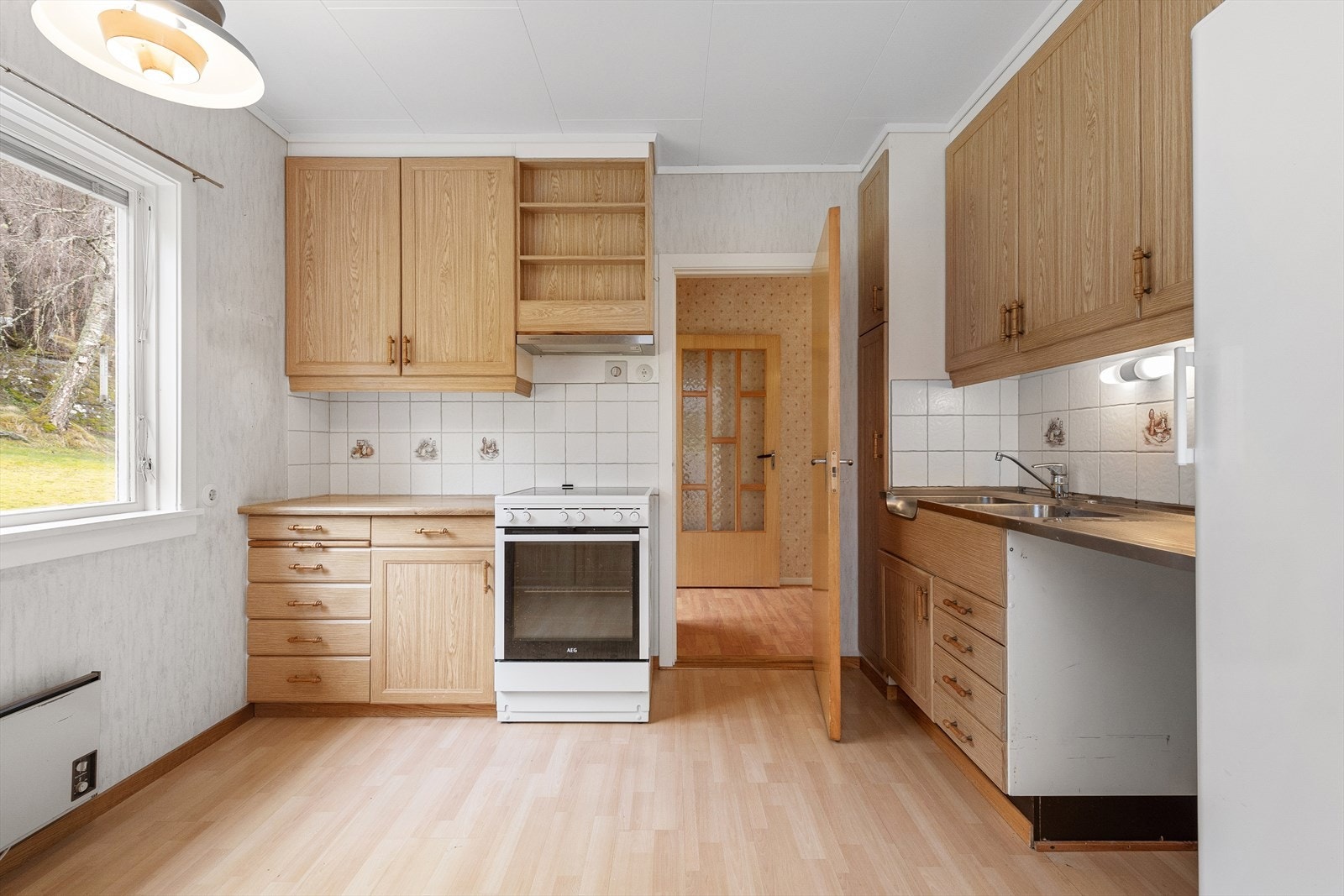 Kjøkkenet har tilkomst både fra gang, og fra spisestue. Galleribilde