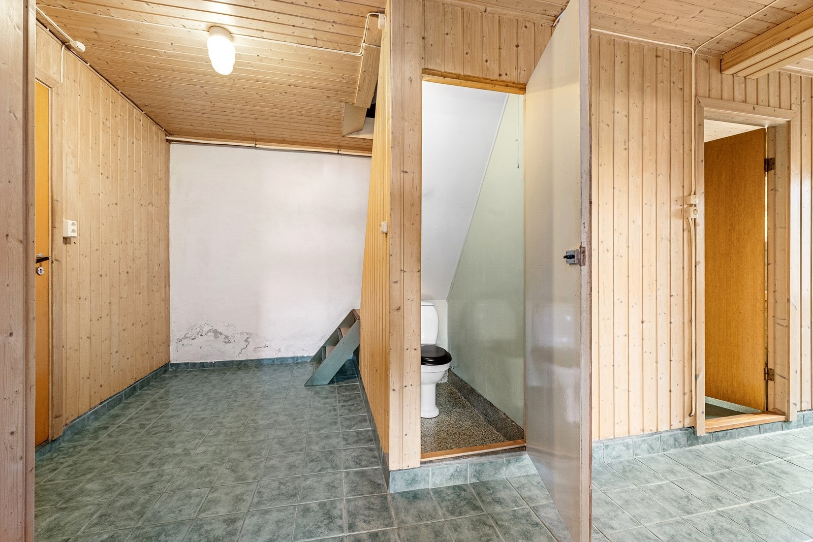 Boligens underetasje inneholder to soverom, wc, dusjrom, bodareal og integrert garasje. Galleribilde