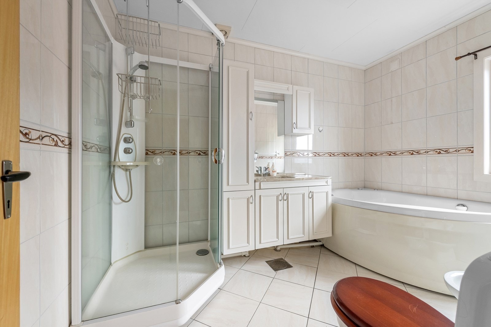 Badet er utstyrt med bl.a. både dusj og badekar. Galleribilde