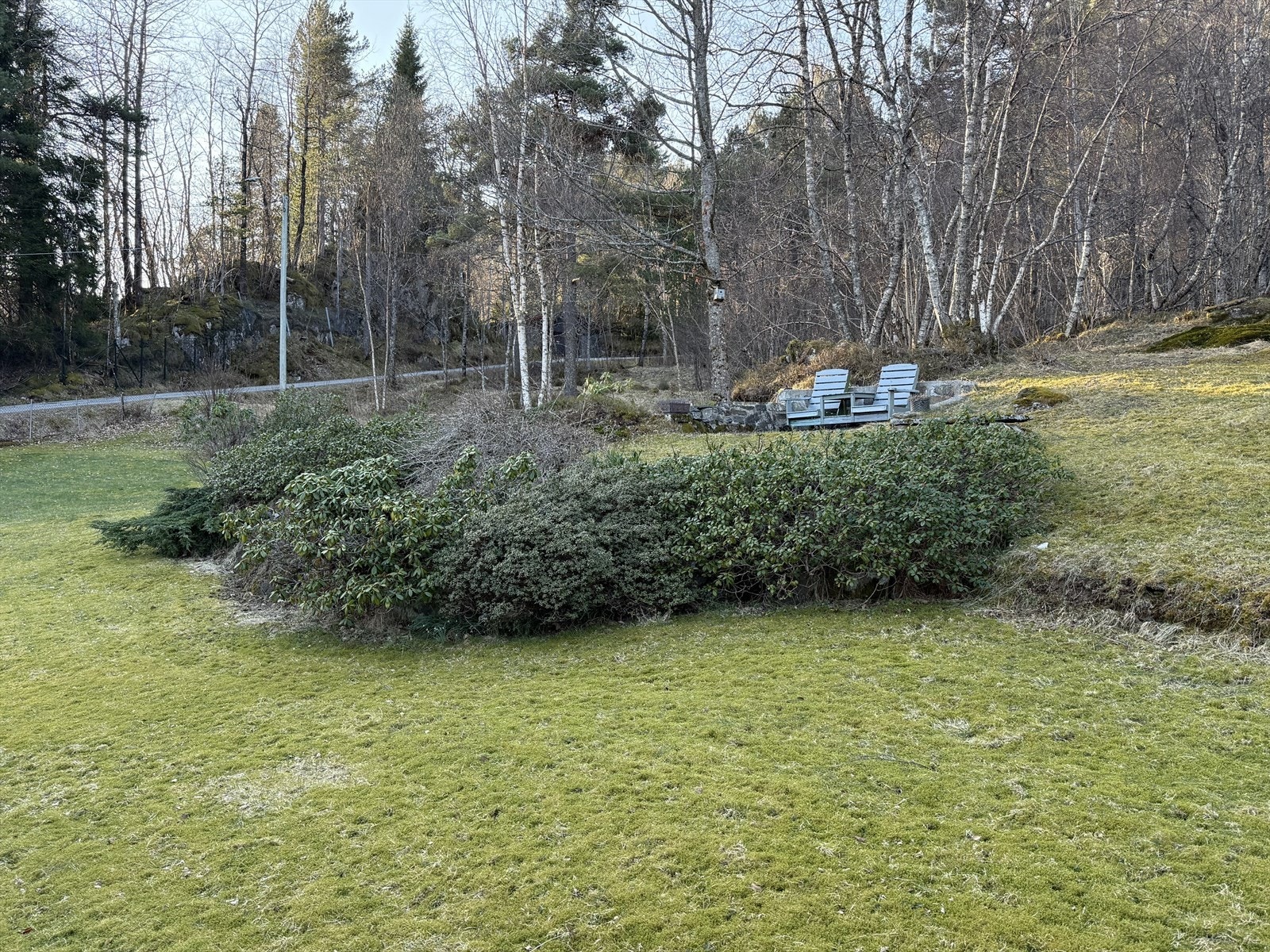 Det er opparbeidet flere hyggelige soner i hagen. *Foto privat Galleribilde