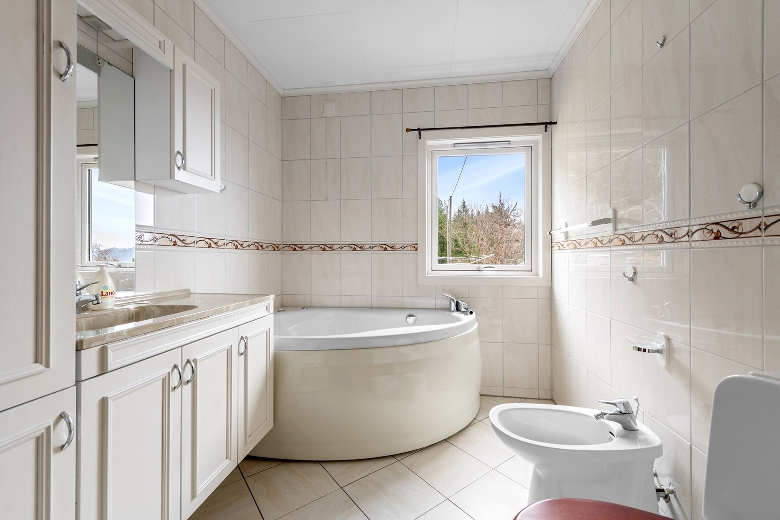 Hefliset bad/wc med varmekabler i gulv. Galleribilde