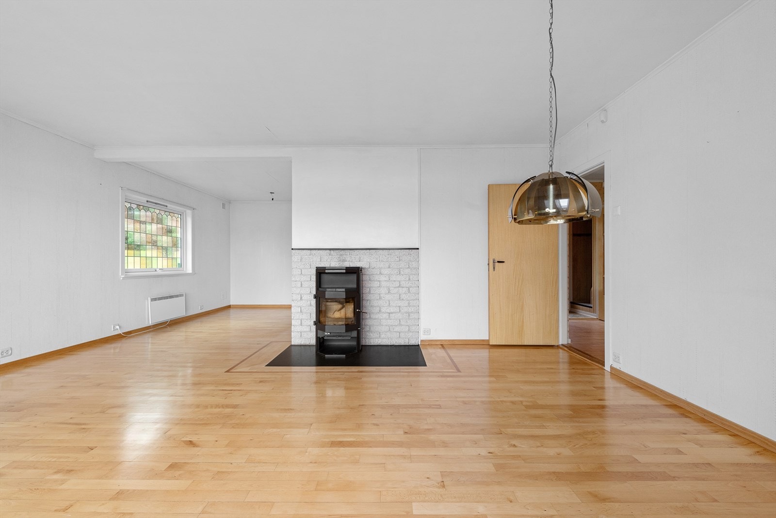 Romslig stue. Kjøkkenet ligger i bakkant. Galleribilde