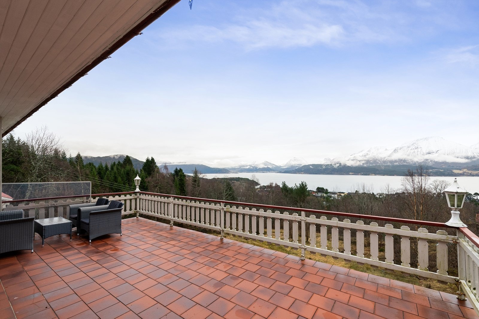 God plass til innredning med for eksempel ulike sittegrupper og grill. Galleribilde