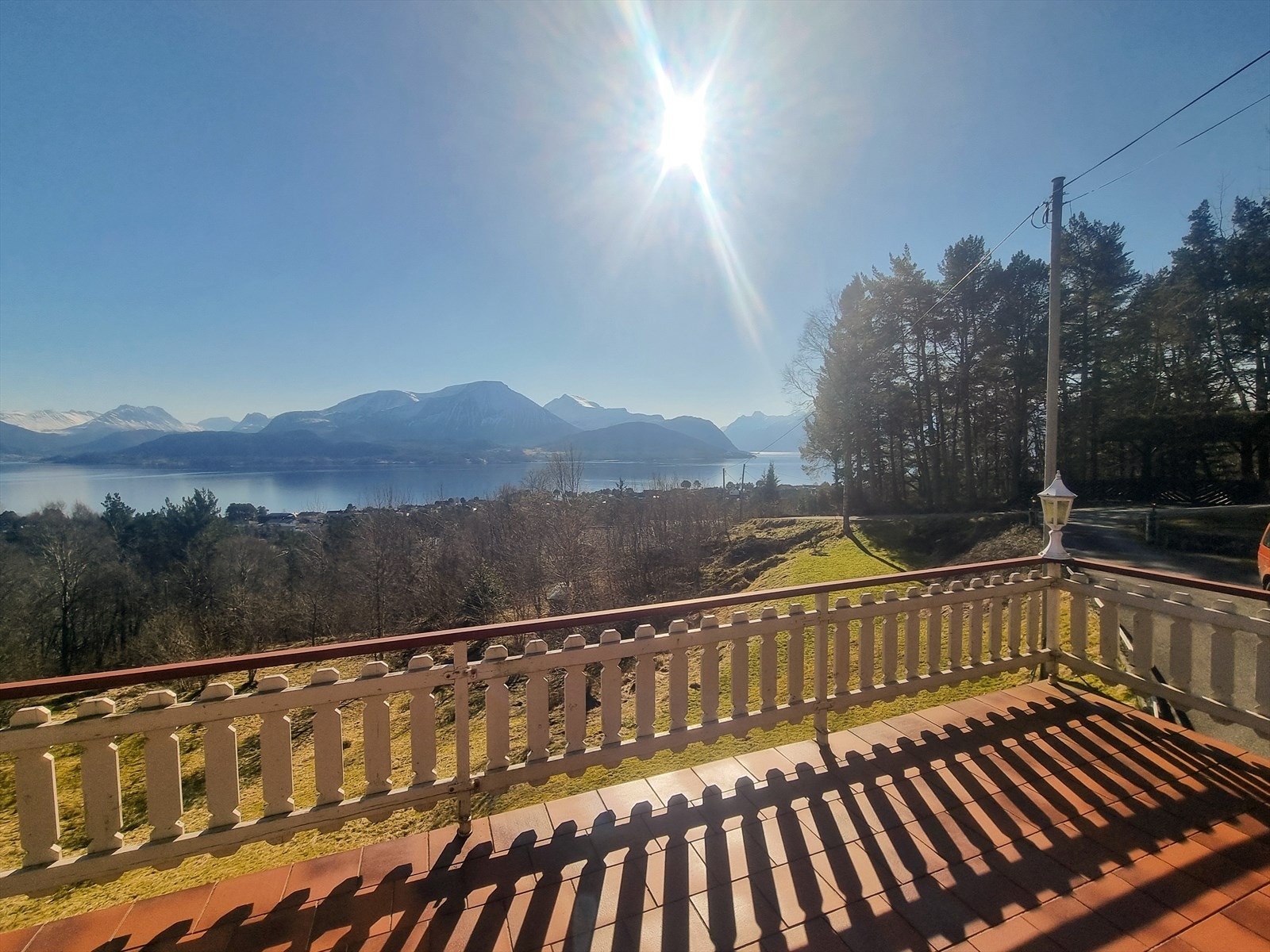 Velkommen til Eikenosvegen 62! Herlig utsikt mot Sunnmørsalpene og Storfjorden! *Foto privat Galleribilde