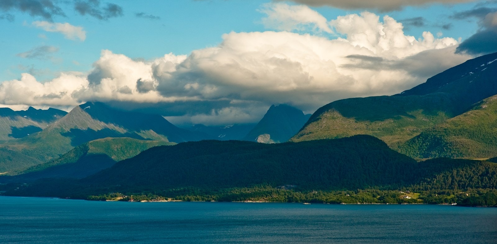 Fra eiendommen har man nydelig utsikt mot både fjord og fjell! *Foto privat Galleribilde