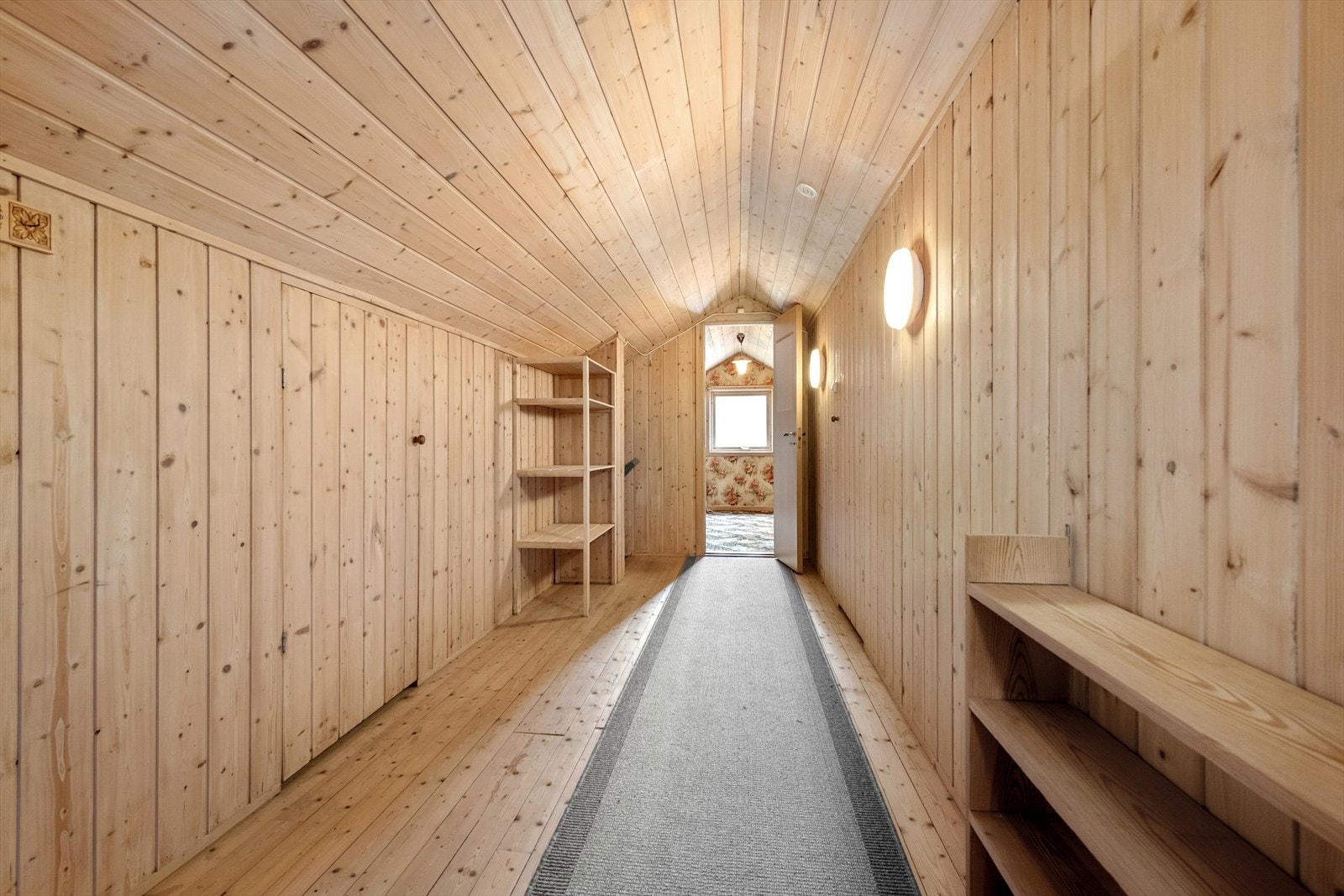 Loftsetasjen har kott i kneveggene, og to soverom. Galleribilde