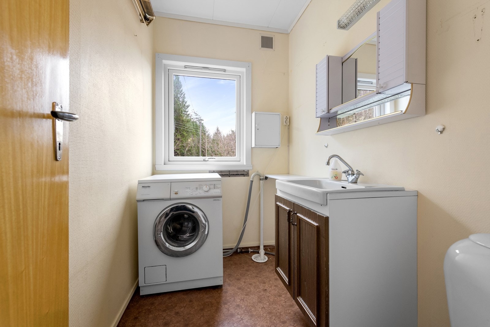 Vaskerommet ligger vegg i vegg med badet. Galleribilde