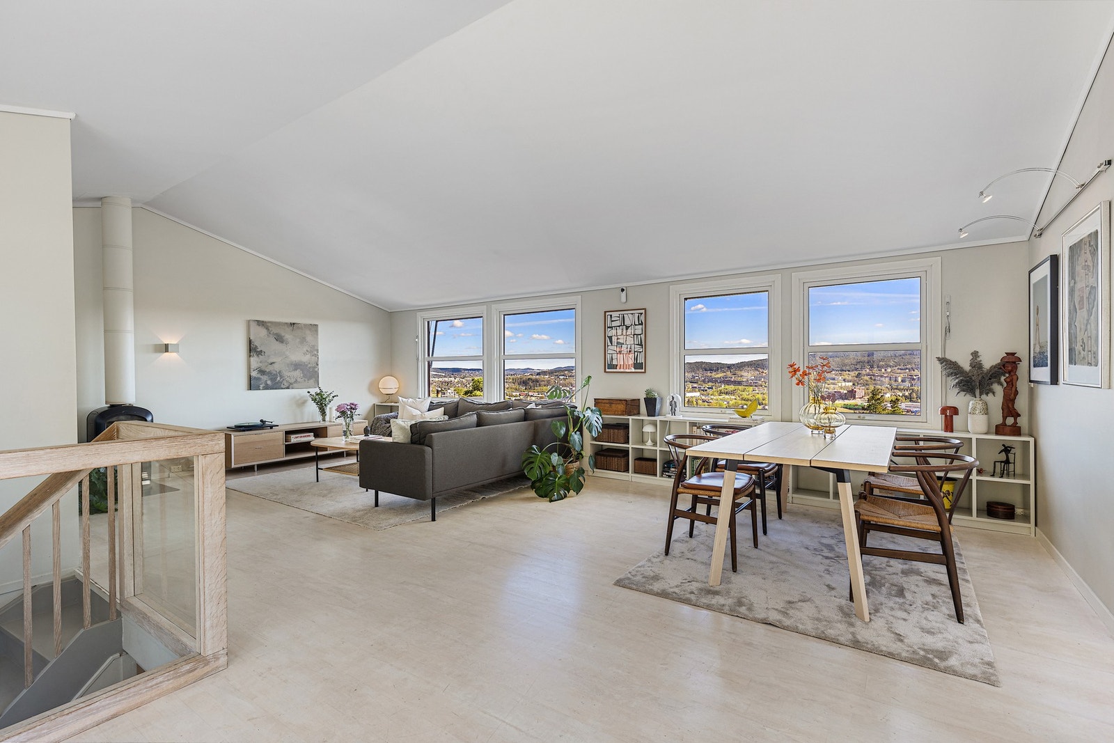 Velkommen opp i den lyse hovedetasjen. Stua har mange vinduer og en stor skyvedør i glass ut til hagen. Galleribilde