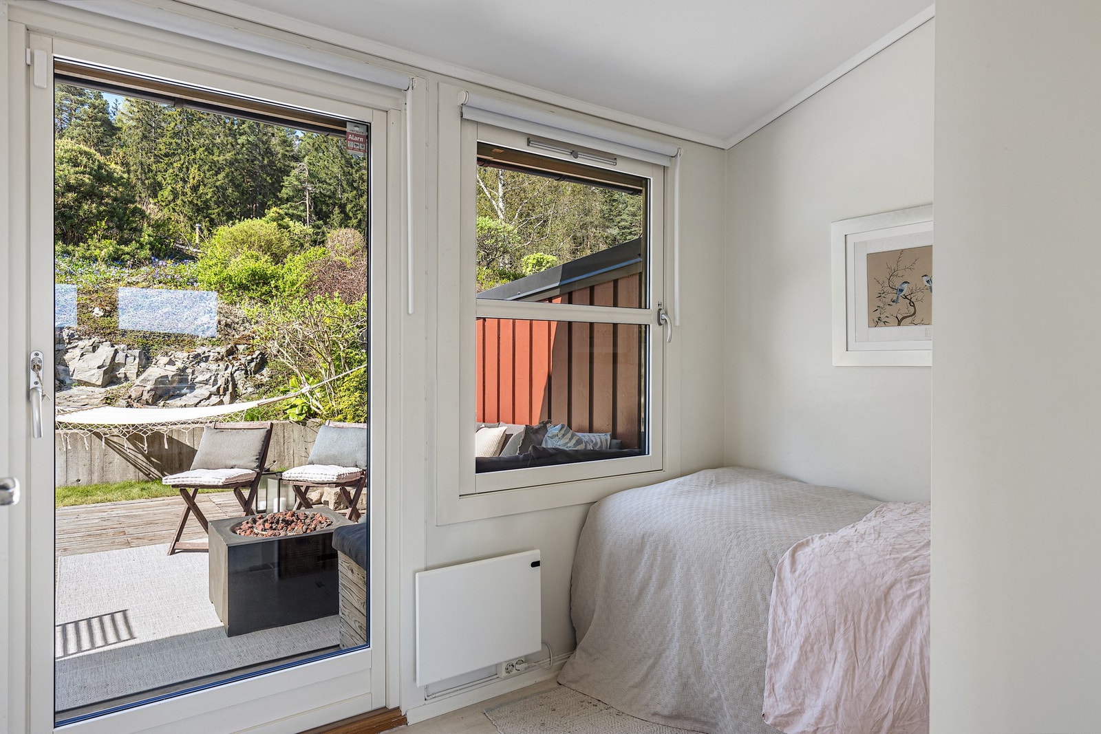 Soverom4 ligger i andre etasje og har utgang til terrassen og hagen. Galleribilde