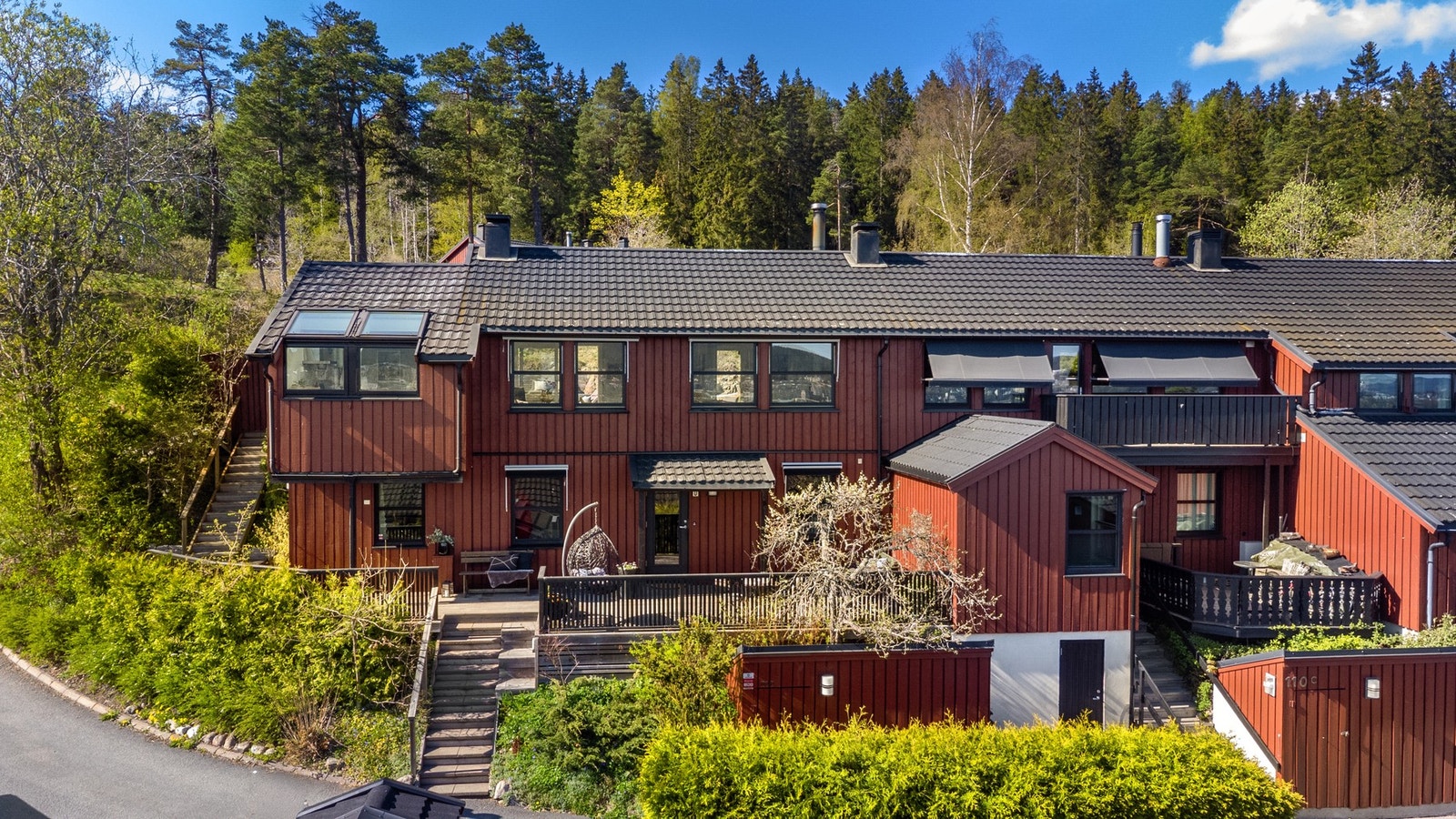 Boligen ligger så og si i skogkanten og har tilnærmet bilfri vei til skole og barnehage. Galleribilde