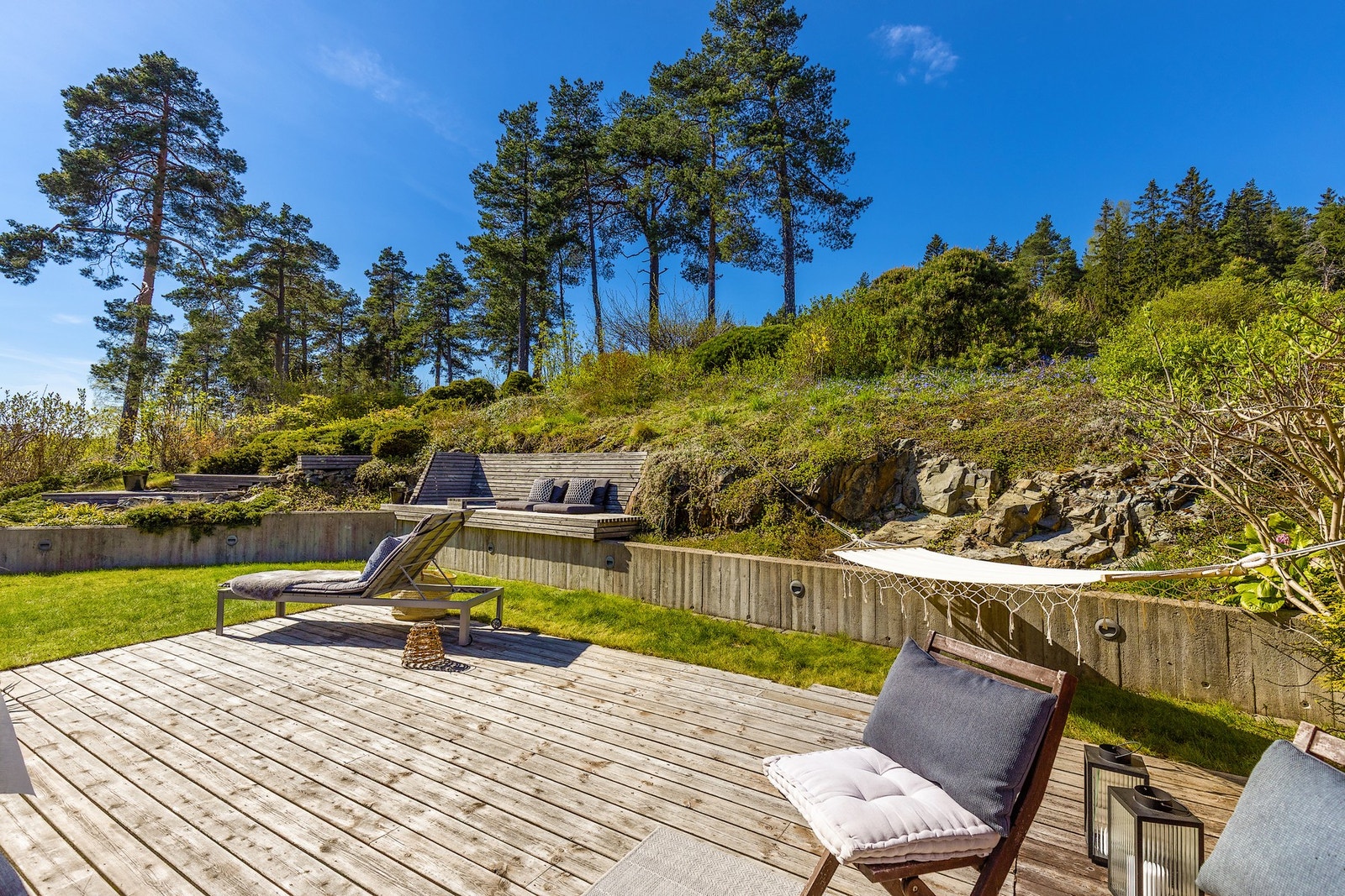 Plassbygget sittebenk i kebony som er fint integrert i terrenget. Galleribilde