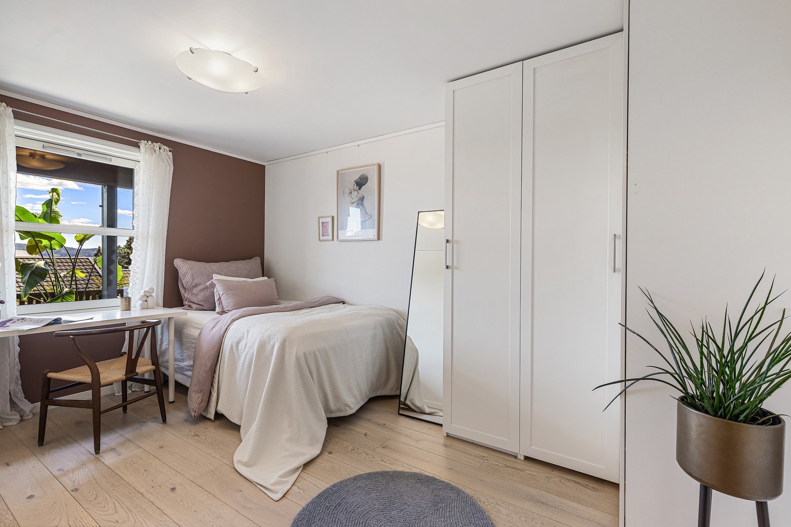 Soverom1 har en-suite bad. Det er god oppbevaringsplass i det store garderobeskapet. Galleribilde