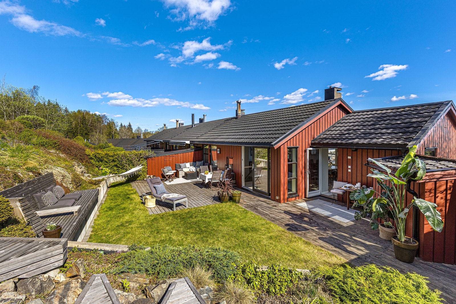 Velkommen ut i en nydelig og solrik hage. (Sol fra ca. 05-20:30). Galleribilde