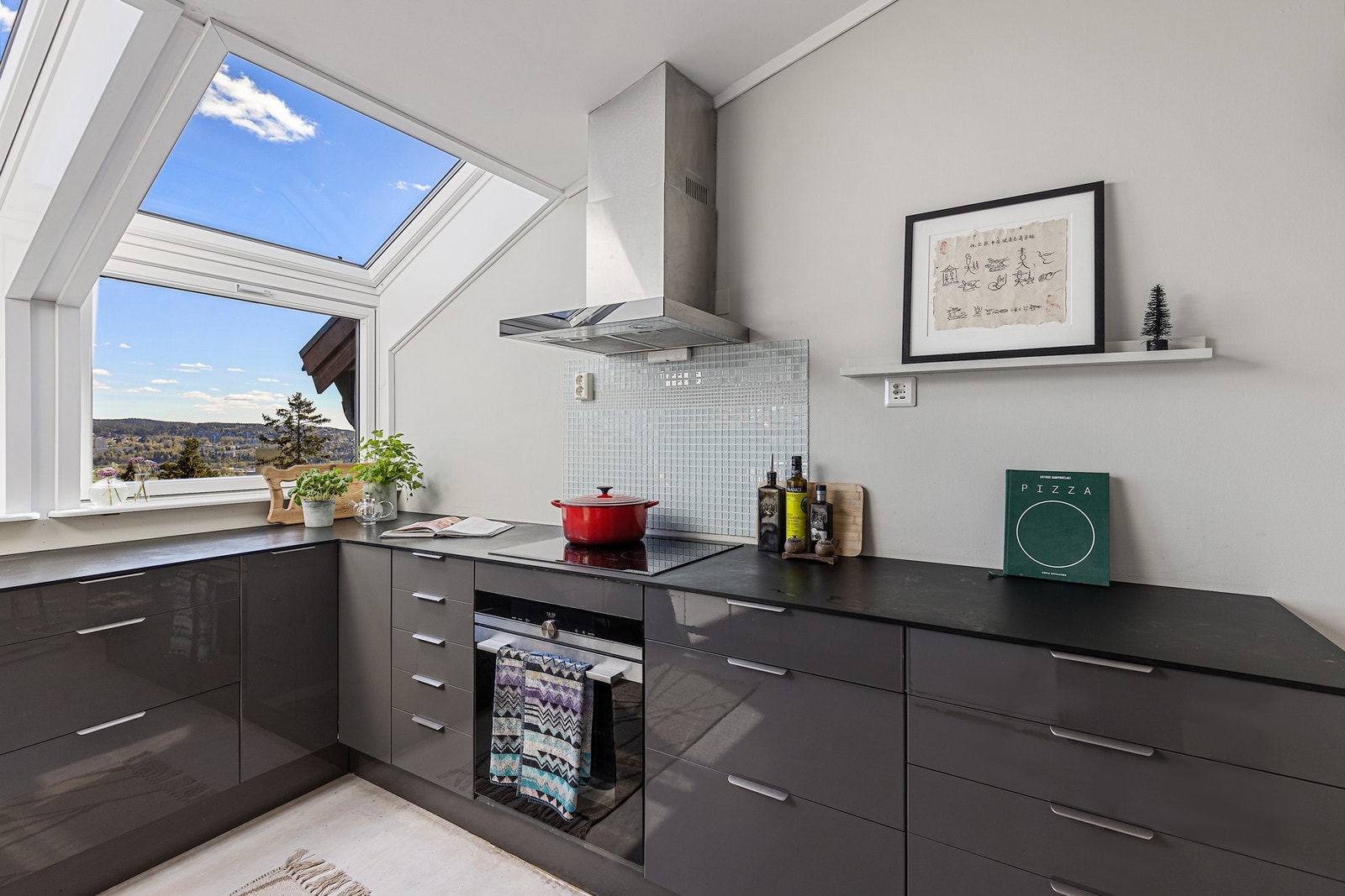 Det er godt med arbeidsplass på kjøkkenbenken og god oppbevaringsplass i skuffer og skap. Galleribilde