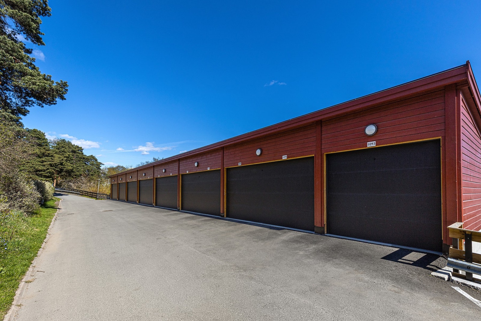 Nye garasjer fra 2024. Det er installert el-billader. Garasjenr. 1085. Galleribilde