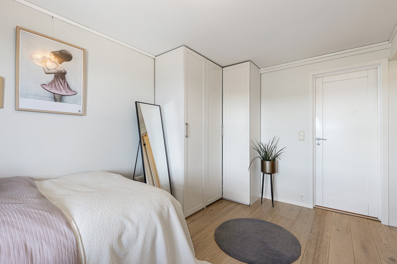 Dette soverommet (Soverom1 med en-suite bad) er mulig å bygge om til hybel. (Godkjent å sette inn terrassedør der det er vindu). Galleribilde