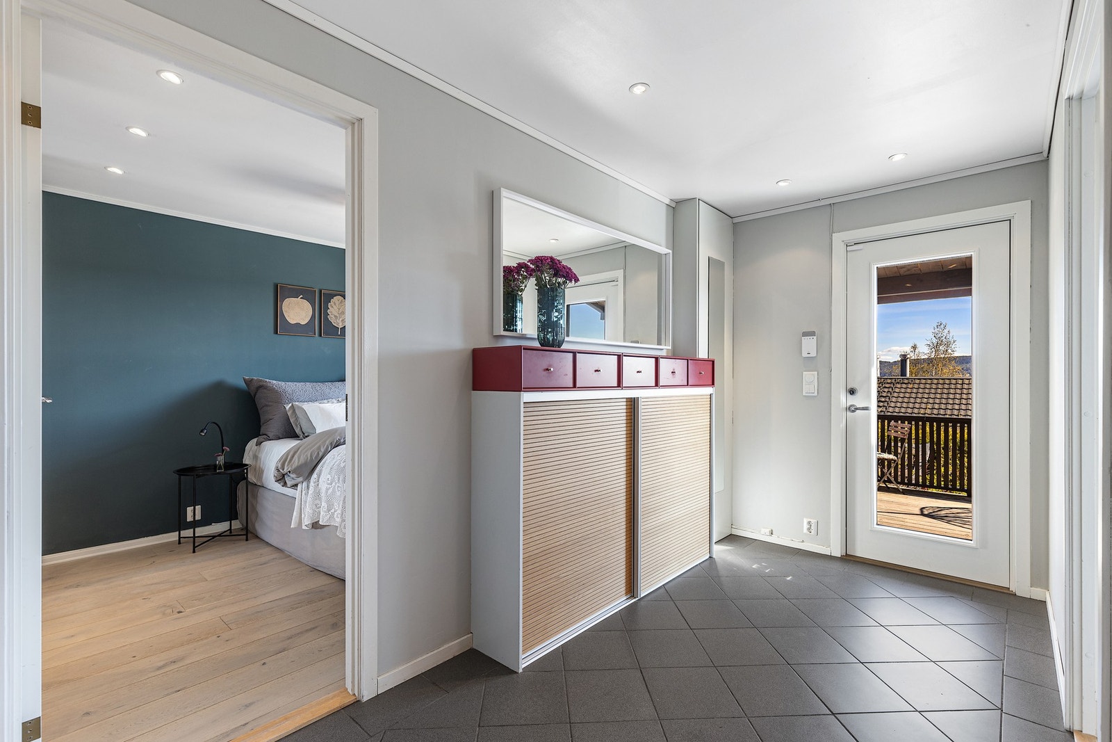 Romslig og lys gang. Det store vinduet i inngangsdøra slipper inn godt med naturlig lys. Galleribilde