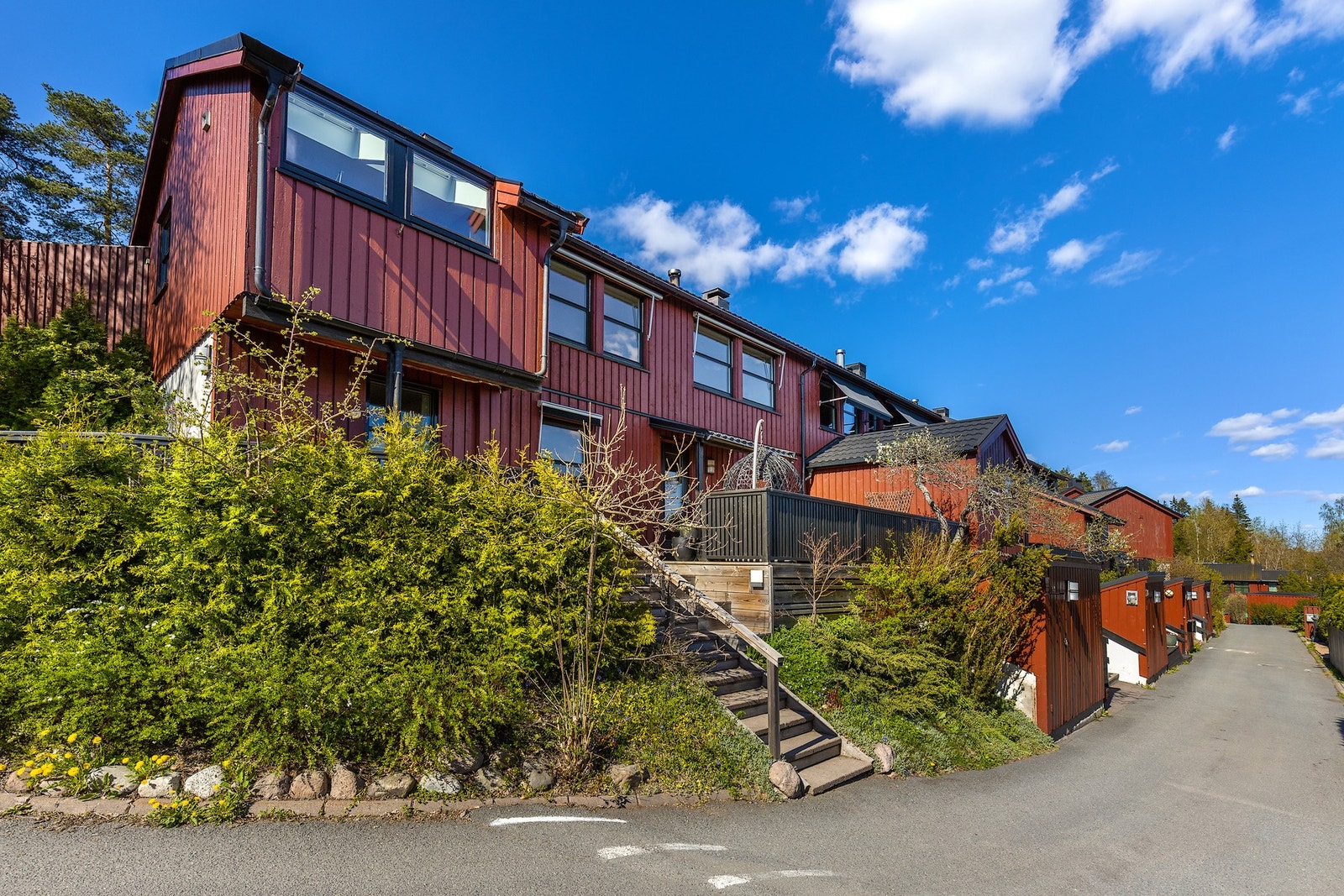 Enderekkehuset er tilbygget i 2 etasjer, er svært innholdsrikt og velholdt og har flotte uteområder på 3 sider av boligen. Galleribilde