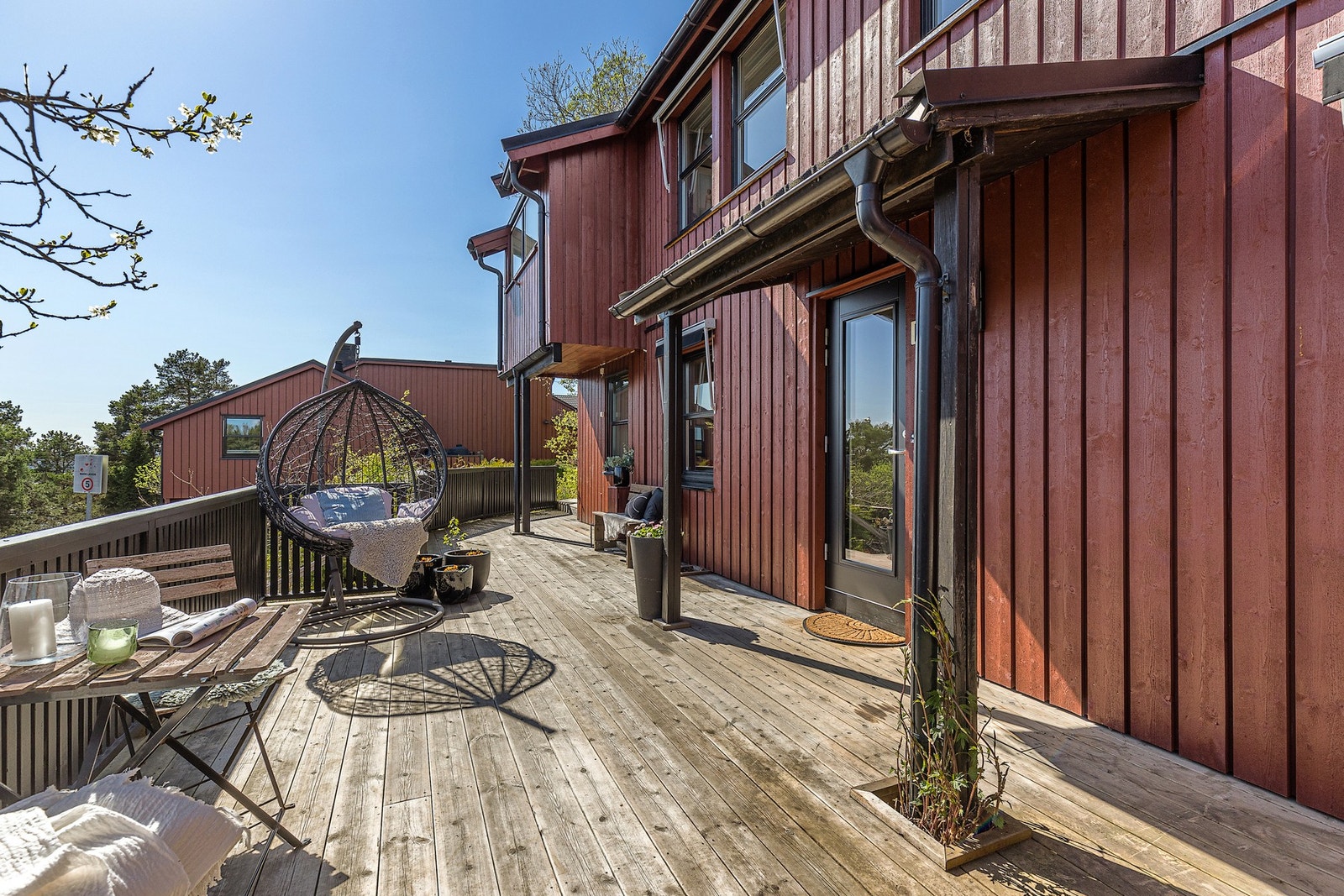 På framsiden er det en stor terrasse med sol fra ca. 05:30-17:30. Galleribilde