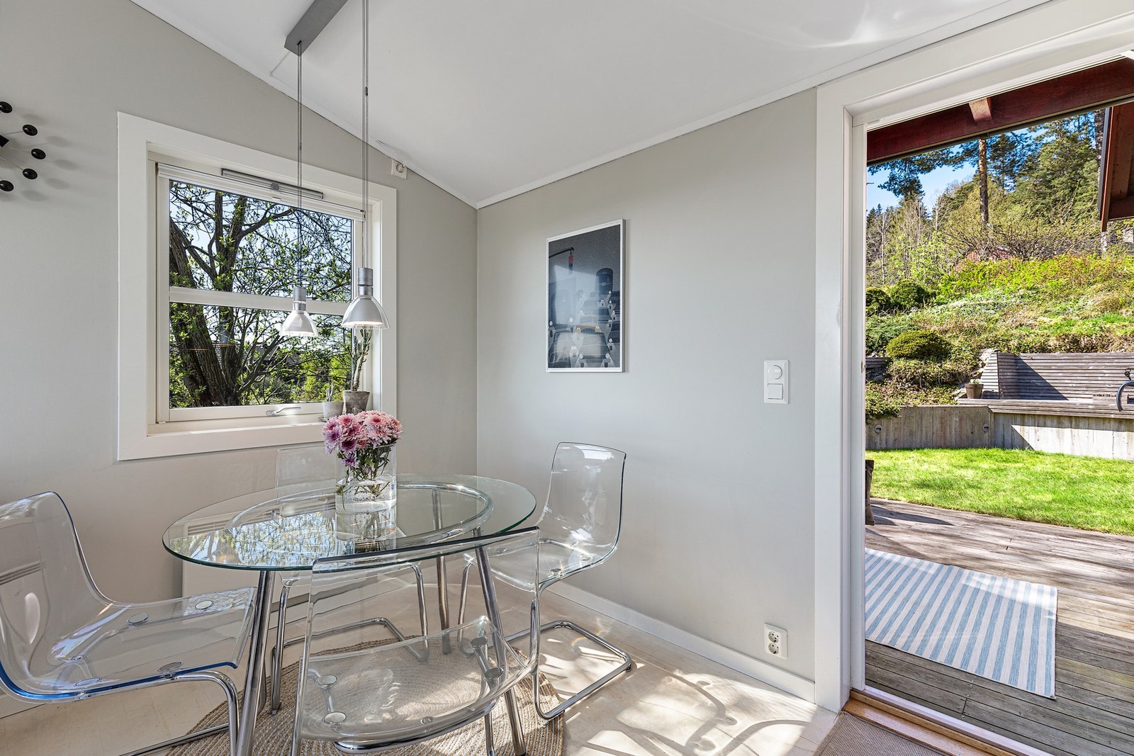 Utgang til hagen fra kjøkkenet. Galleribilde