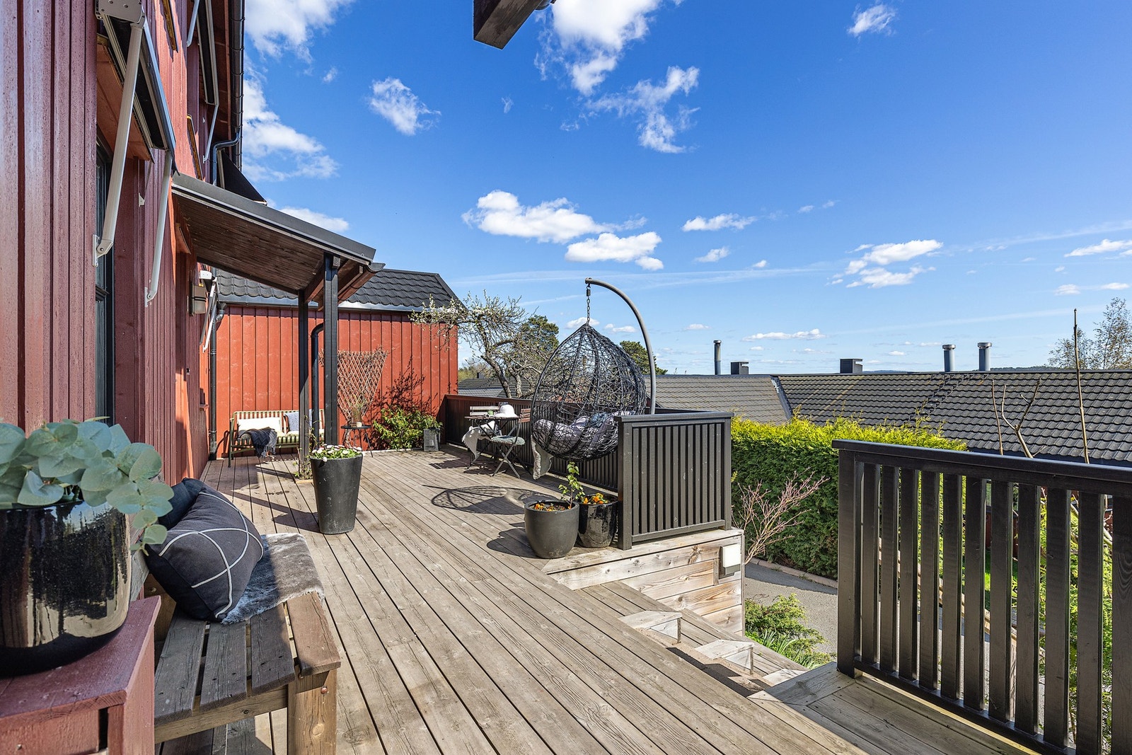 Her sitter du skjermet i rolige omgivelser med fint utsyn mot byen. Galleribilde