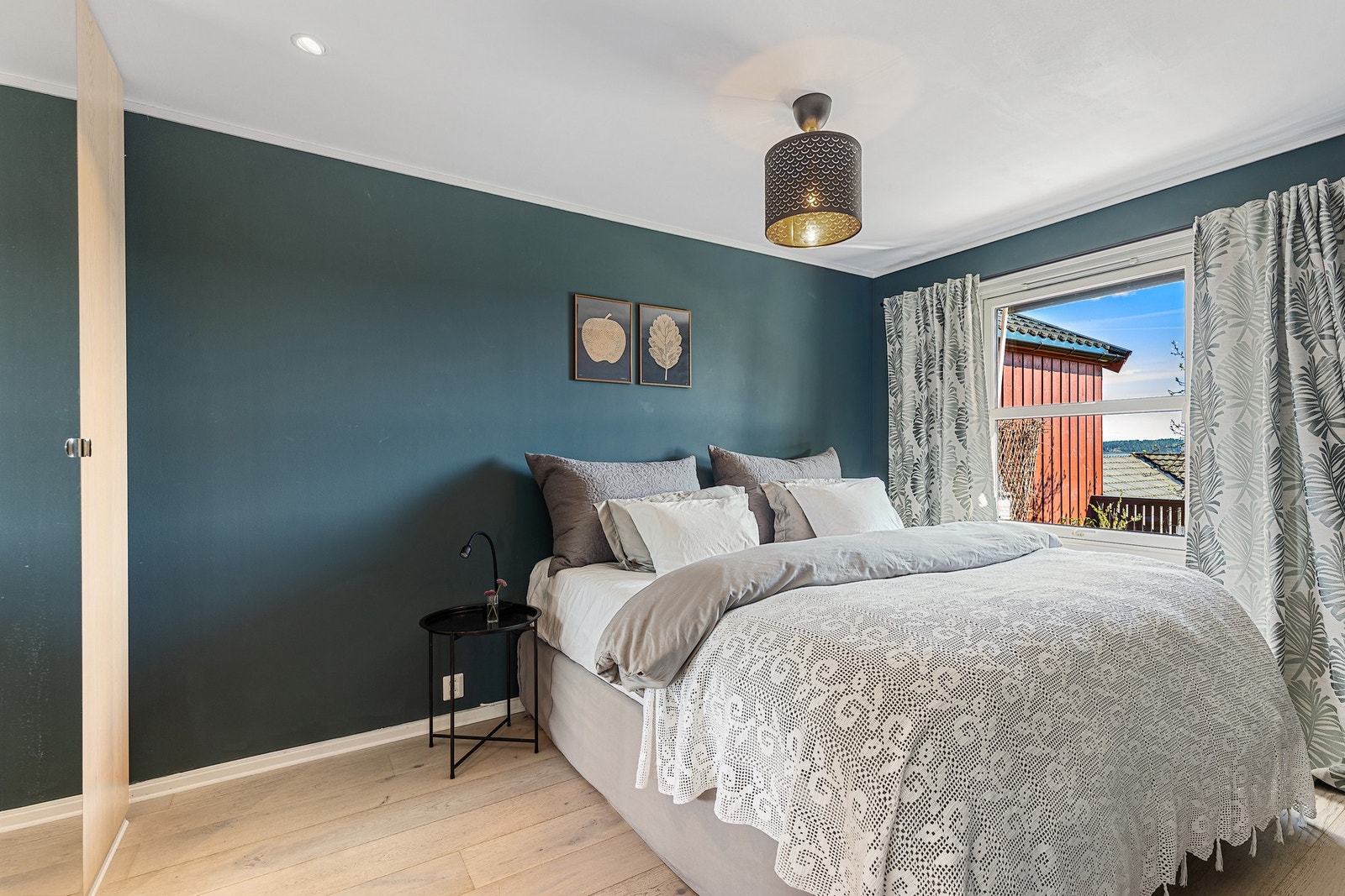 Stort soverom2 med god garderobeplass. Galleribilde