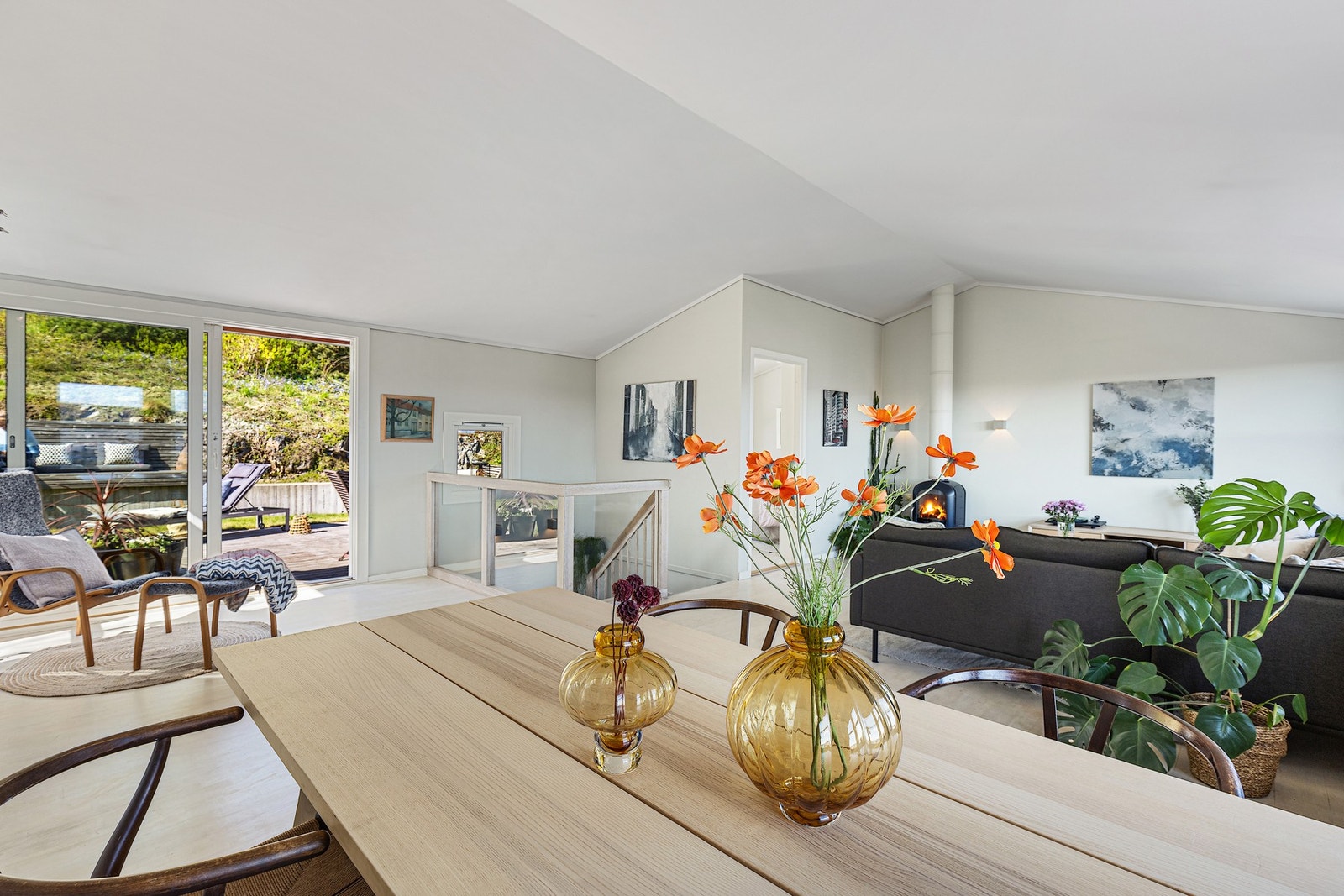 Det er hele tre terrassedører i denne etasjen. Her skyvedøra fra stue/spisestue. Galleribilde