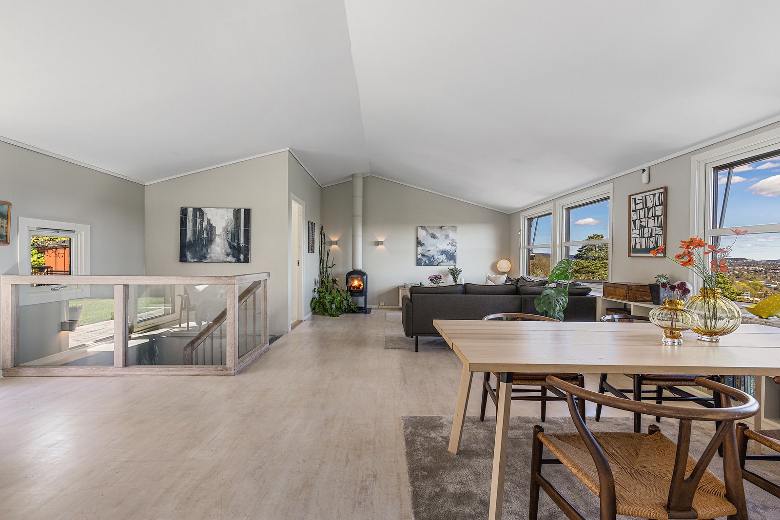 Stue/spisestue byr på mange møbleringsmuligheter og svært god plass. Galleribilde