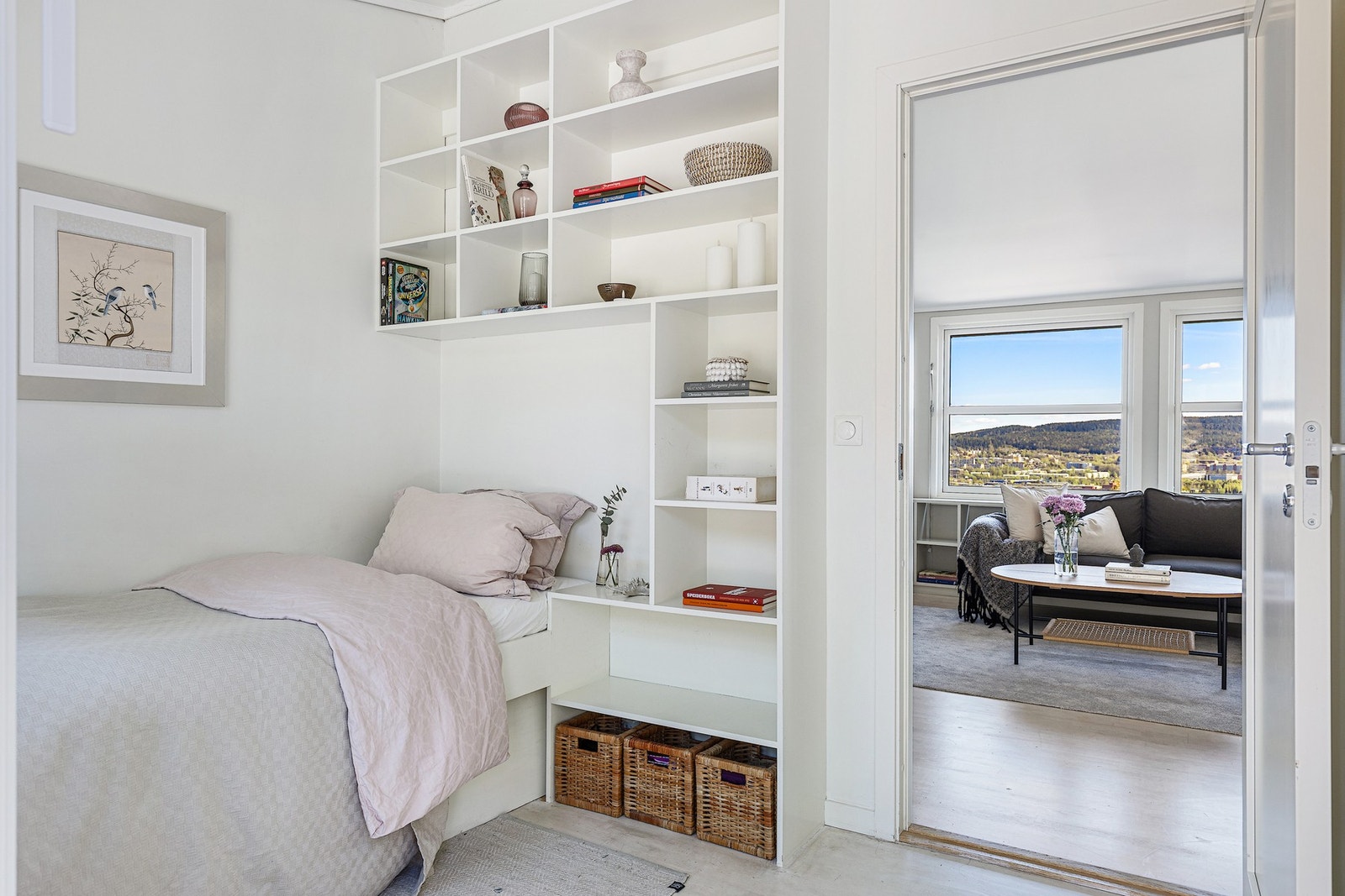 Lagringsplass under den plassbygde sengen på soverom oppe. Fastmontert og plassbygget hylle. Begge følger boligen ved salget. Galleribilde