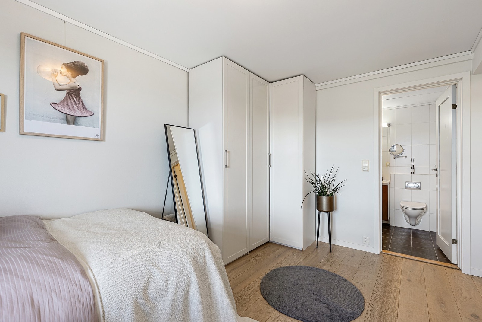 Inngang til en-suite bad. Galleribilde