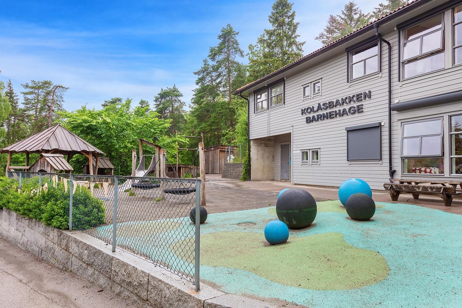 Tilnærmet bilfri vei til populære Kolåsbakken barnehage. Galleribilde