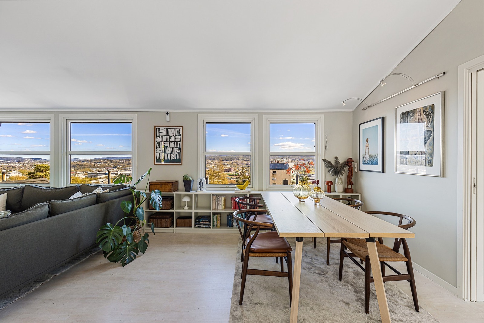 Den plassbygde hyllen går langs hele stueveggen og følger boligen ved salget. Hyllen går bak sofaen og er der bygget med oppbevaringsrom og luker. Galleribilde