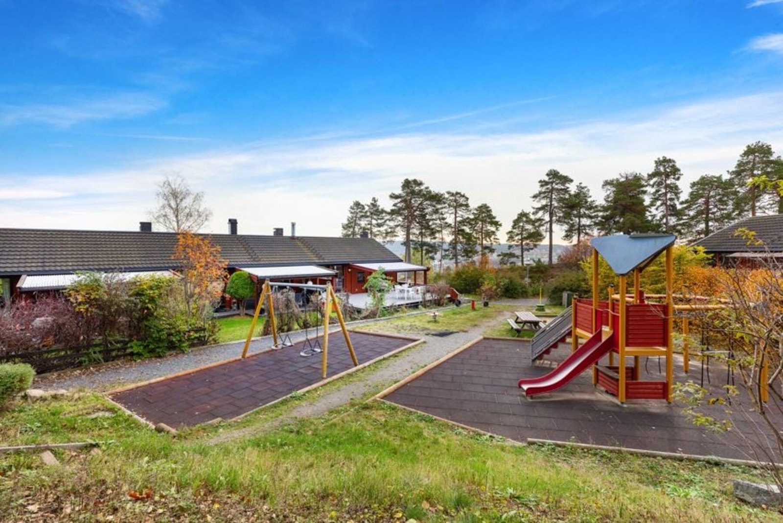 Det er etablert fine lekeplasser i borettslaget. Galleribilde