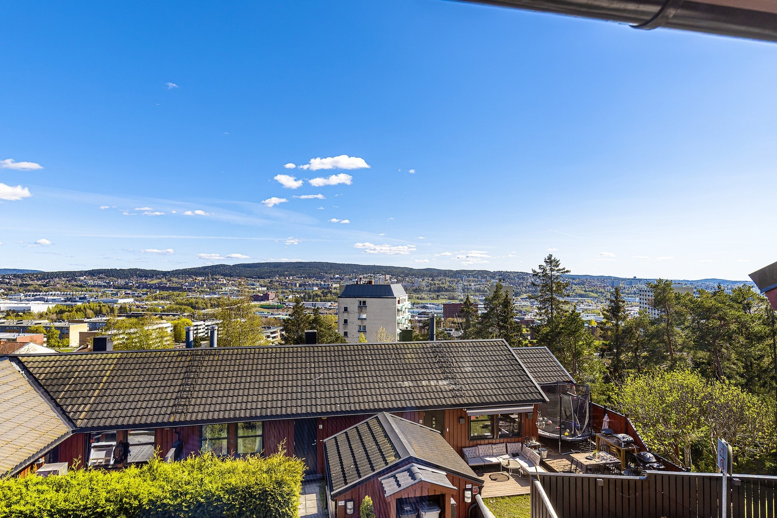 Nydelig utsikt mot Oslo fra de store vinduene i stue, spisestue og kjøkken. Galleribilde