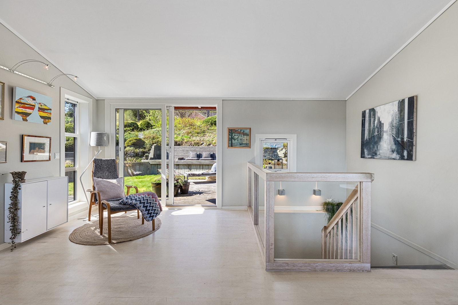 Utgang til terrasse og hage fra skyvedør i stua/spisestua. Galleribilde